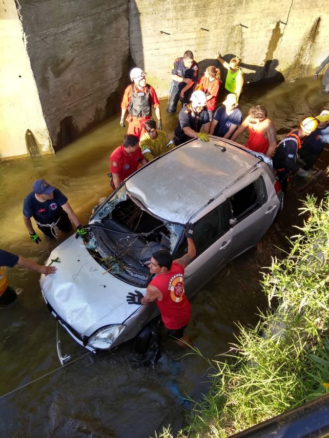 Las máquinas lograron sacar el auto de Fiorella Furlán del arroyo