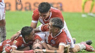 Bajo la lluvia, Argentinos Juniors le ganó a Instituto de Córdoba.