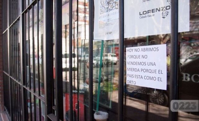Se cansó de no vender, cerró su local y dejó un sugerente mensaje