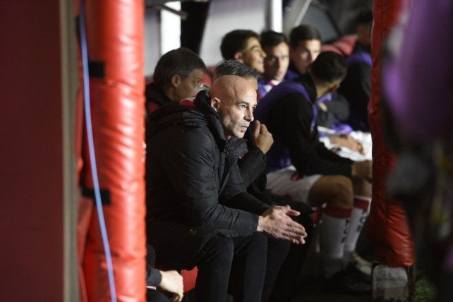 La última imagen del Gallego Méndez en el banco de Newells fue en La Paternal ante Argentinos.
