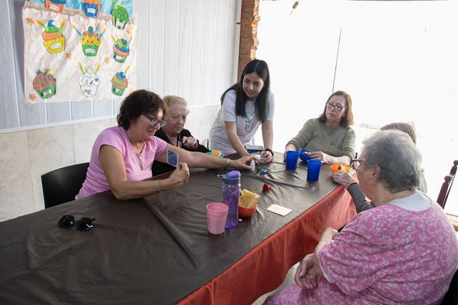La Feria del Libro de Timbúes también se vivió en los residenciales de adultos mayores