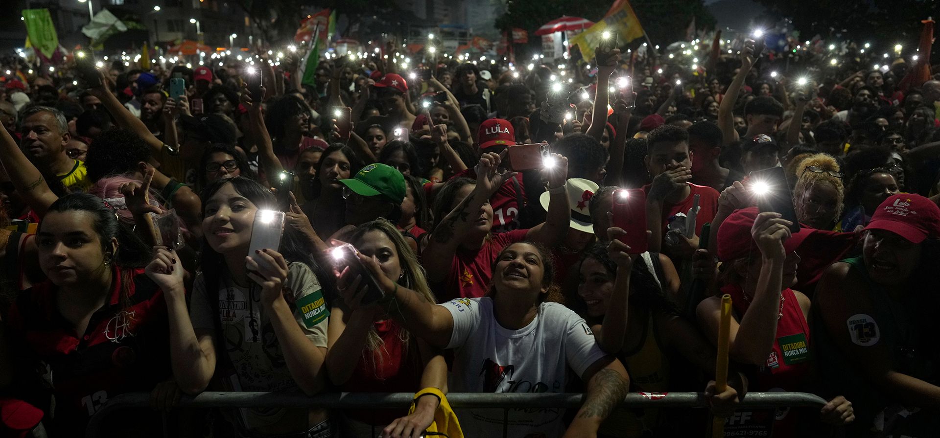 Partidarios del presidente brasileño Luiz Inácio Lula da Silva, quien busca la reelección, observan la actuación del cantante Caetano Veloso durante un mitin, una semana antes de la segunda vuelta de las elecciones presidenciales, en Río de Janeiro, Brasil, el domingo 18 de octubre de 2026. (Foto AP/Silvia Izquierdo)