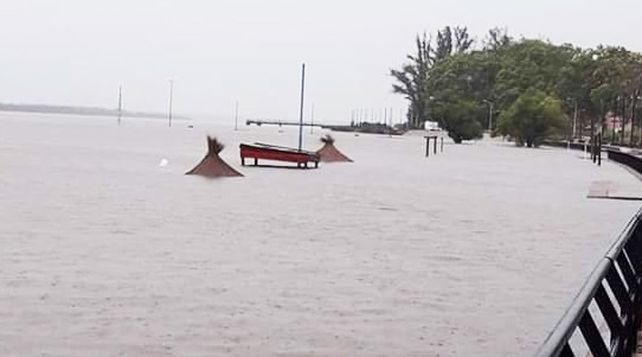 La costanera de Concordia otra vez bajo el agua