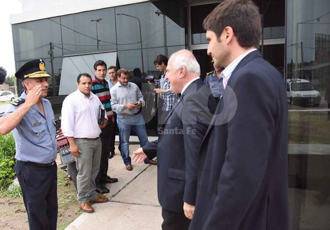 Lifschitz y Pullaro en la recorrida por comisarías de la ciudad de Santa Fe.