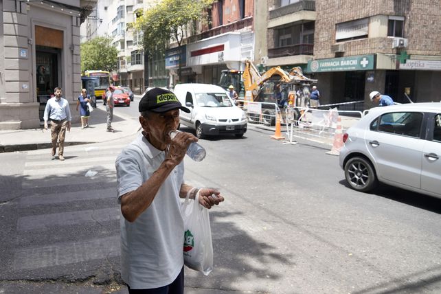 En fundamental beber líquidos aunque no se tenga sed.