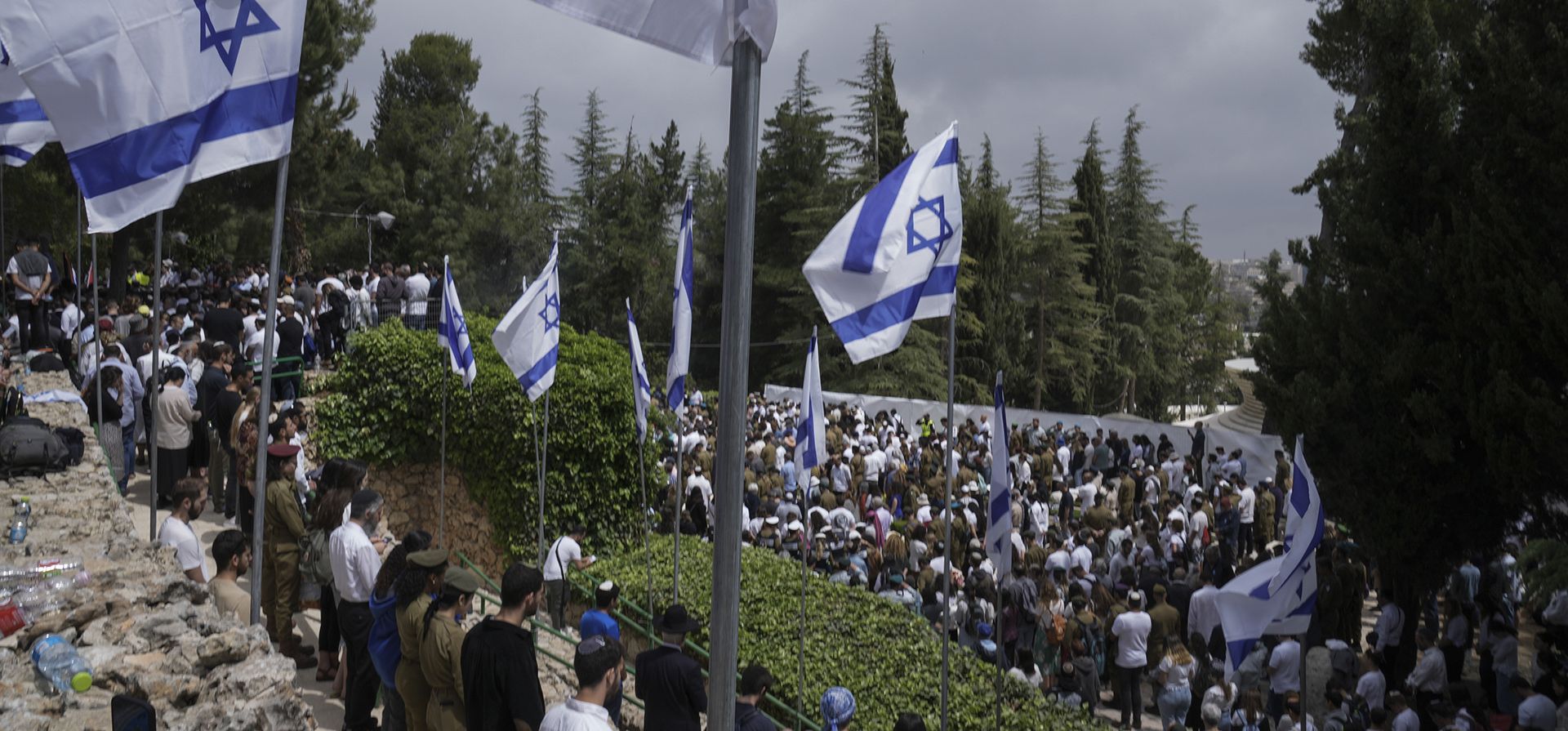 Israelíes realizan dos minutos de silencio mientras suenan las sirenas de ataque aéreo para conmemorar el Día de la Recordación anual de Israel por los soldados caídos en Jerusalén, el miércoles 4 de mayo de 2022.
