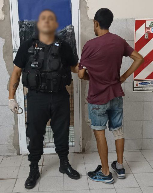 El joven fue detenido por intentar agredir al encargado de un bar del paseo Pellegrini.