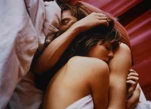 Las parejas que van a la cama desnudas son más felices que las que lo hacen en pijama