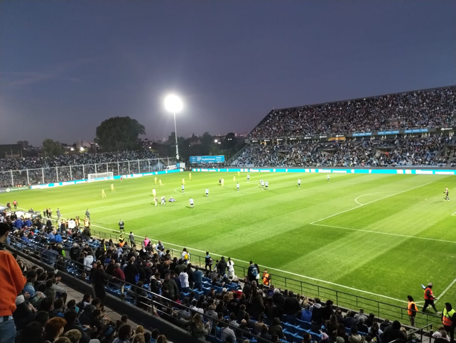 Mucho público en el estadio de Belgrano.