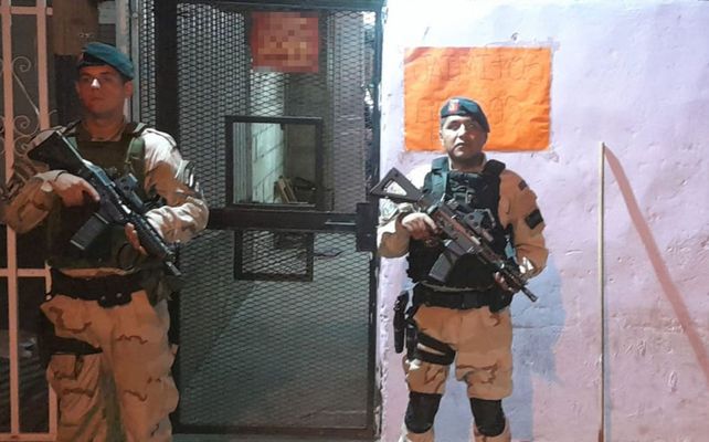 Uno de los domicilios allanados por las fuerzas federales en barrio El Churrasco este jueves. Hubo ocho detenidos.
