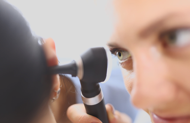 ¿Qué es la otitis externa conocida como oído de nadador?