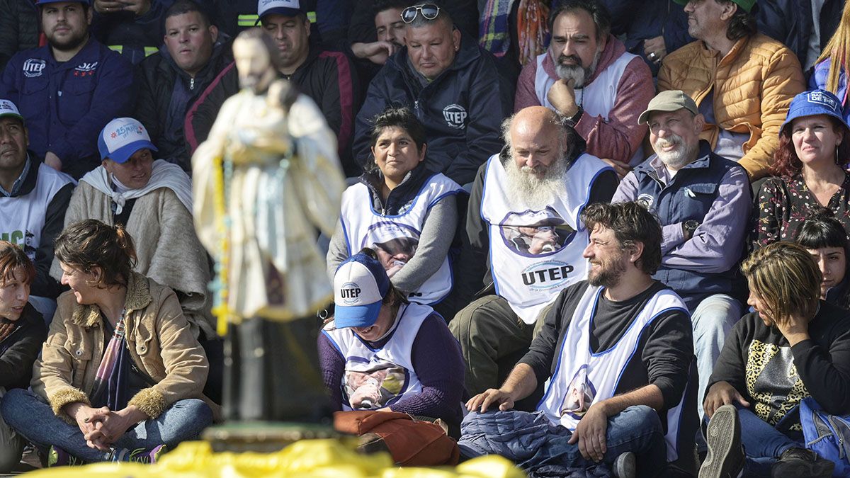 Piqueteros, la CGT y las dos CGT marchan contra el Gobierno de Javier Milei.