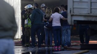 Cerca del mediodía, un incendio destruyó una planta industrial