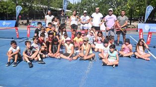 Los colonos del Polideportivo Parque del Mercado disfrutaron de una jornada de tenis.