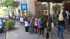 Esta semana en Rosario se vieron largas colas de gente que respondió a anuncios de empresas que buscaban personal. Esta semana en Rosario se vieron largas colas de gente que respondió a anuncios de empresas que buscaban personal.