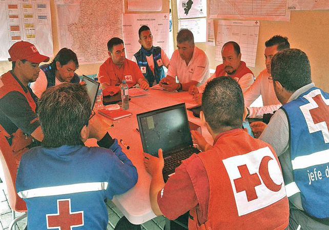 En reunión. Carlos Sejas es parte de la logística de la Cruz Roja. Su misión en Ecuador termina el 22 de julio / Foto: Gentileza Carlos Sejas