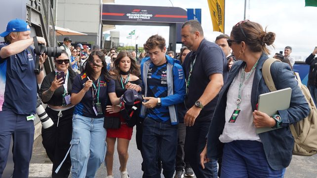 Franco Colapinto firmó algunos autógrafos.