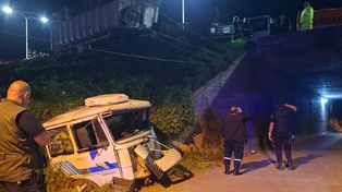 Chocaron dos camiones en autopista a Santa Fe y uno cayó de un puente