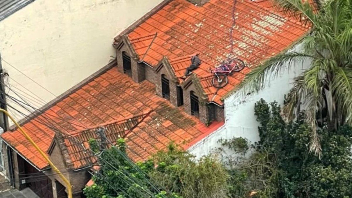 Operativo insólito por un robo: se quedó dormido arriba del techo con una bicicleta