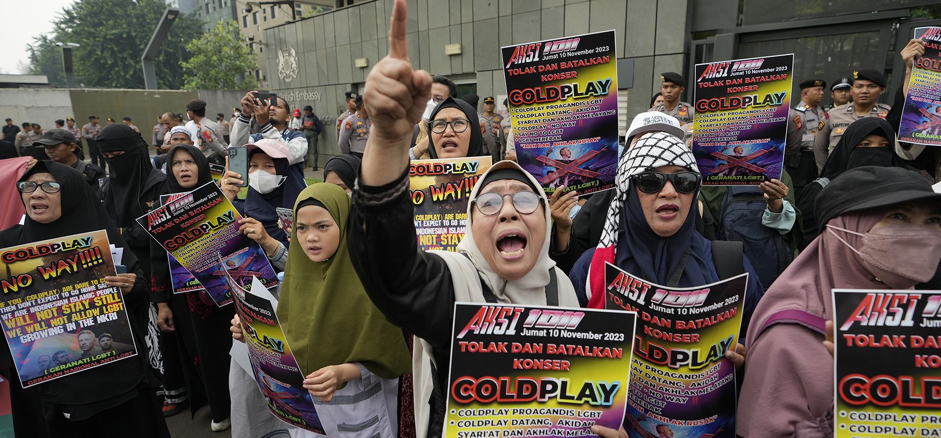 Musulmanes gritan consignas contra la banda británica Coldplay frente a la embajada británica en Yakarta, Indonesia, el viernes 10 de noviembre de 2023. Docenas de musulmanes conservadores marcharon en la capital de Indonesia el viernes pidiendo la cancelación del concierto de Coldplay a finales de este mes, diciendo que el apoyo de los británicos a lesbianas, gays, bisexuales y transgénero corromperá a los jóvenes. (Foto AP/Achmad Ibrahim) Musulmanes gritan consignas contra la banda británica Coldplay frente a la embajada británica en Yakarta, Indonesia, el viernes 10 de noviembre de 2023. Docenas de musulmanes conservadores marcharon en la capital de Indonesia el viernes pidiendo la cancelación del concierto de Coldplay a finales de este mes, diciendo que el apoyo de los británicos a lesbianas, gays, bisexuales y transgénero corromperá a los jóvenes. (Foto AP/Achmad Ibrahim)