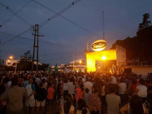 Frente a la planta. La comunidad galvense expresó su preocupación por el futuro de 300 trabajadores.