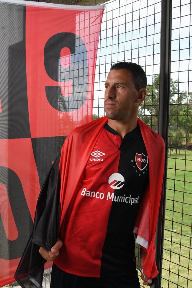 Newells presentó la nueva camiseta con Maxi Rodríguez