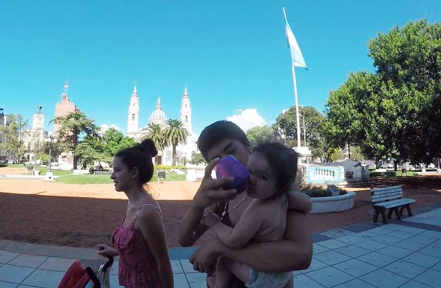 La joven pareja paseando por Paraná a la hora de la siesta. Foto UNO. Juan Manuel Kunzi.&nbsp;