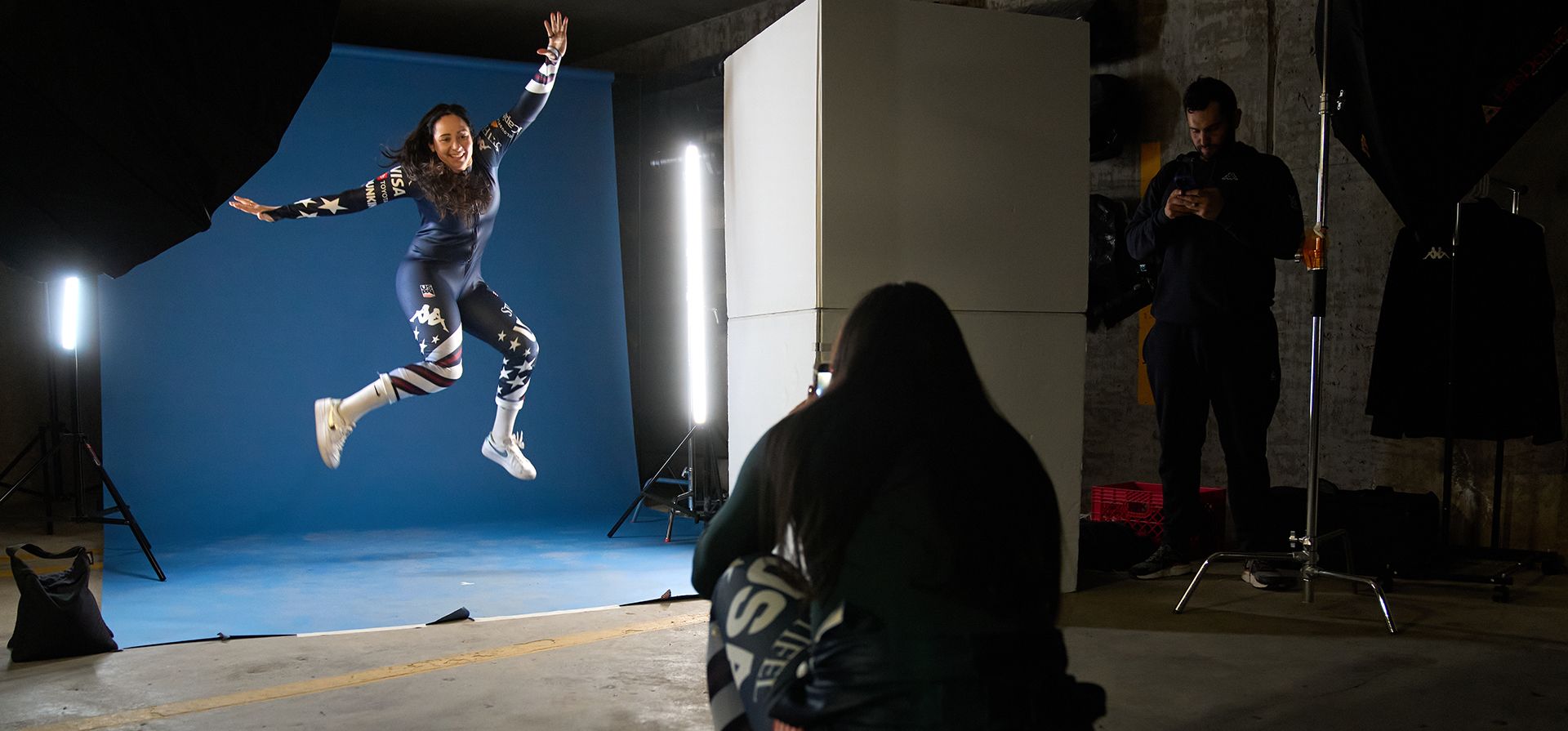 La esquiadora Jackie Wiles, de Portland, salta para una divertida foto, entre sesiones del fotógrafo del equipo en un estudio fotográfico improvisado en un estacionamiento subterráneo en Copper Mountain, Colorado, el 19 de noviembre de 2025. (Foto AP/Jacquelyn Martin) La esquiadora Jackie Wiles, de Portland, salta para una divertida foto, entre sesiones del fotógrafo del equipo en un estudio fotográfico improvisado en un estacionamiento subterráneo en Copper Mountain, Colorado, el 19 de noviembre de 2025. (Foto AP/Jacquelyn Martin)