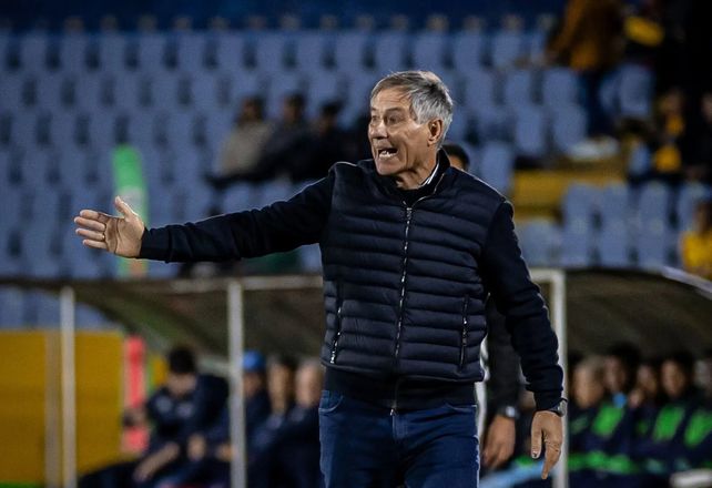 Ariel Holan seguirá el partido de Central por televisión. Recién el lunes estará en la ciudad.