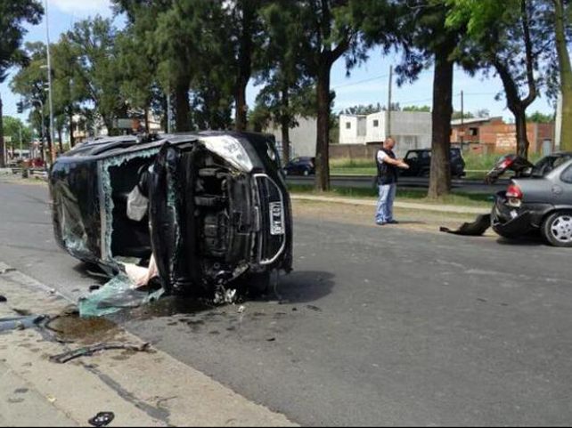 Una postal. El auto de Franco Cervi quedó sobre la  cinta asfáltica después de haber volcado. El jugador  canalla pudo salir del mismo por sus propios medios.