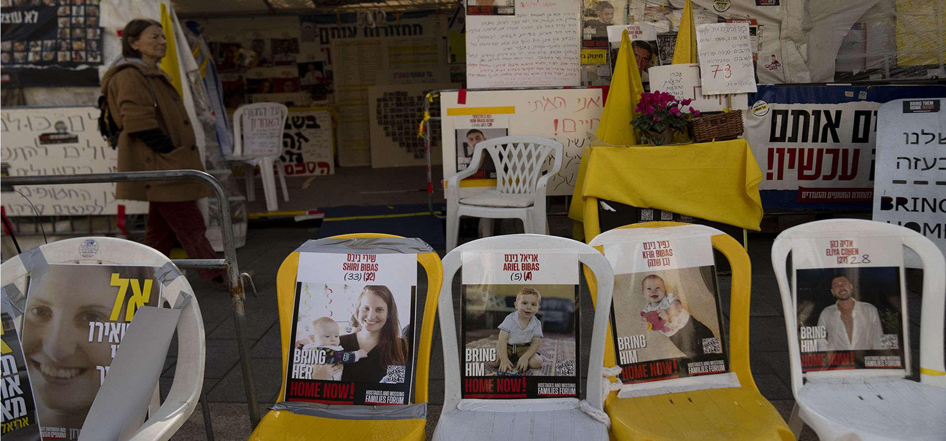Carteles de Shiri Bibas, en el centro a la izquierda, y sus hijos Ariel, en el centro, y Kfir, en el centro a la derecha, que fueron tomados como rehenes por militantes de Hamas el 7 de octubre de 2023, se exhiben en sillas vacías en Jerusalén, el miércoles 19 de febrero de 2025. (Foto AP/Maya Alleruzzo) Carteles de Shiri Bibas, en el centro a la izquierda, y sus hijos Ariel, en el centro, y Kfir, en el centro a la derecha, que fueron tomados como rehenes por militantes de Hamas el 7 de octubre de 2023, se exhiben en sillas vacías en Jerusalén, el miércoles 19 de febrero de 2025. (Foto AP/Maya Alleruzzo)