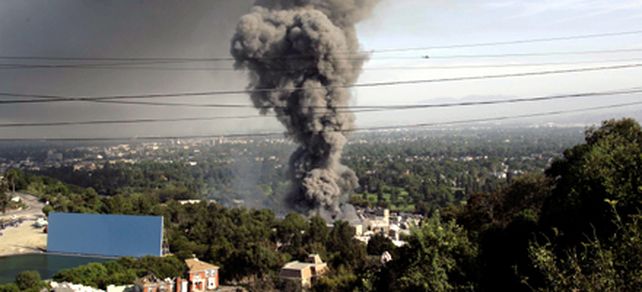 Un incendio destruy&oacute; parte de los estudios Universal en California