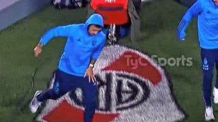 El gesto de Leandro Paredes con el escudo de River Plate.