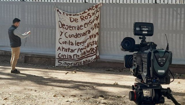 El cartel que apareció la mañana de ayer en la puerta de Telefé Rosario - Canal 5.