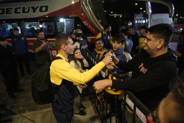 Marcio Ruben firma autógrafos en la llegada del plantel de Central.