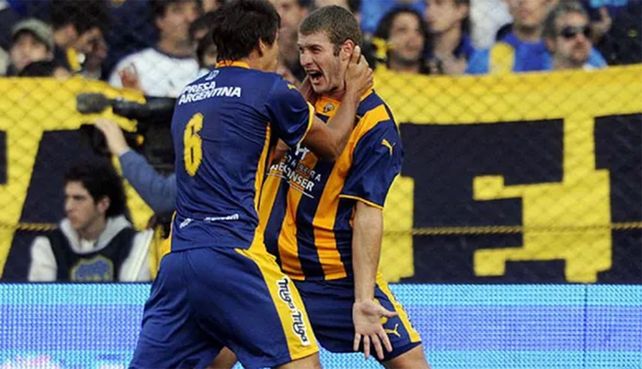 Adrián de León festeja su gol frente al Xeneize en la última victoria canalla en La Bombonera.