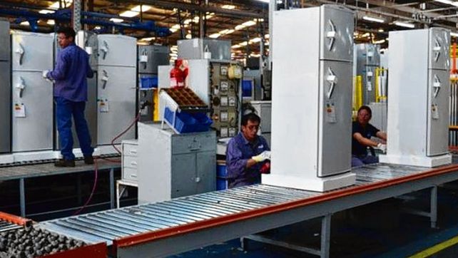 Importaciones y línea blanca. La crisis hace estragos en los sectores industriales.