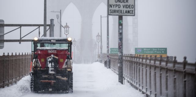 Un camión quita la nieve del puente de Brooklyn durante la tormenta de nieve en Nueva York. Una poderosa tormenta del noreste barrió la costa este, amenazando con enterrar partes de 10 estados bajo una nieve profunda.