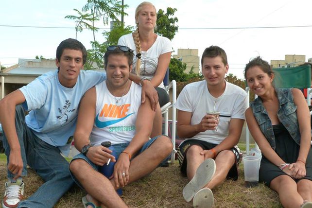 Los vecinos de El Pozo arreglan “el patio del barrio”, ladrillo a ladrillo