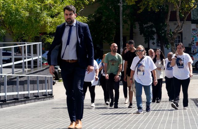 El fiscal Gastón Avila y los familiares de Ivana Garcilazo ingresan al Centro de Justicia Penal (CJP). Un segundo implicado fue imputado.