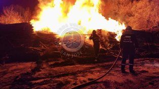 Voraz incendio en un depósito de madera demandó un intenso operativo en San José