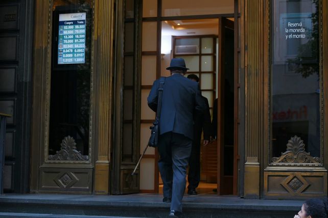 El dólar cerró a 59,5 en la city rosarina tras una jornada marcada por la tensión
