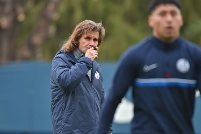 No la tiene fácil. Rubén Insúa viene de perder el invicto.