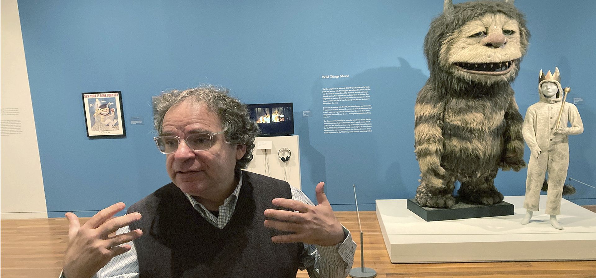 Jonathan Weinberg, artista y curador de la Fundación Maurice Sendak, analiza el legado del ilustrador y autor de libros infantiles Maurice Sendak durante un recorrido por una nueva exposición de Sendak, "Wild Things Are Happening" en el Museo de Arte de Columbus, el jueves 27de octubre de 2022, en Columbus, Ohio. Weinberg dijo que Sendak tenía una gran variedad de estilos y siempre estaba perfeccionando su oficio.