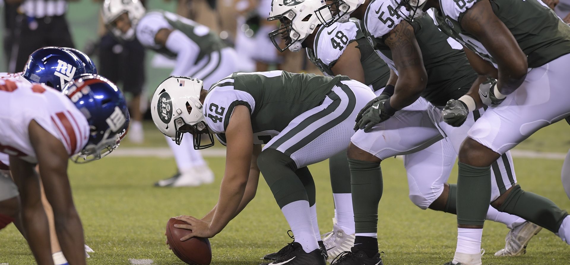 El lanzador largo de los New York Jets, Thomas Hennessy (42), se prepara para lanzar el balón contra los New York Giants durante un partido de pretemporada de la NFL en East Rutherford, Nueva Jersey, el 24 de agosto de 2018. (Foto AP/Bill Kostroun, Archivo) El lanzador largo de los New York Jets, Thomas Hennessy (42), se prepara para lanzar el balón contra los New York Giants durante un partido de pretemporada de la NFL en East Rutherford, Nueva Jersey, el 24 de agosto de 2018. (Foto AP/Bill Kostroun, Archivo)