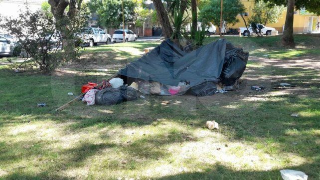 Vecinos y trabajadores de ese sector de Paraná indican que viven en una casilla. Son tres personas