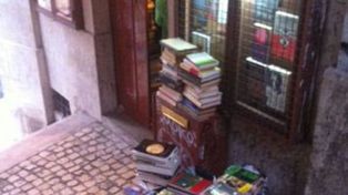 Más de 3.000 libros en menos de 4 metros cuadrados, la librería más chica del mundo