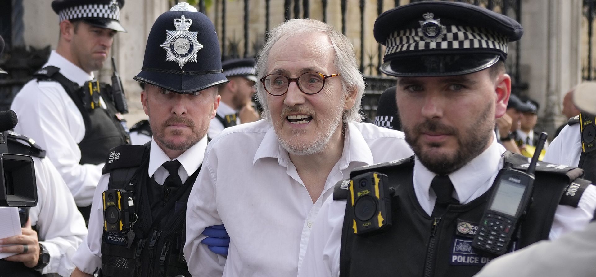Manifestantes de Extinction Rebellion arrestados por la policía fuera de las Casas del Parlamento, mientras que en la Cámara de los Comunes otro grupo de manifestantes se han subido a la silla de oradores en Londres, el viernes 2 de septiembre de 2022.