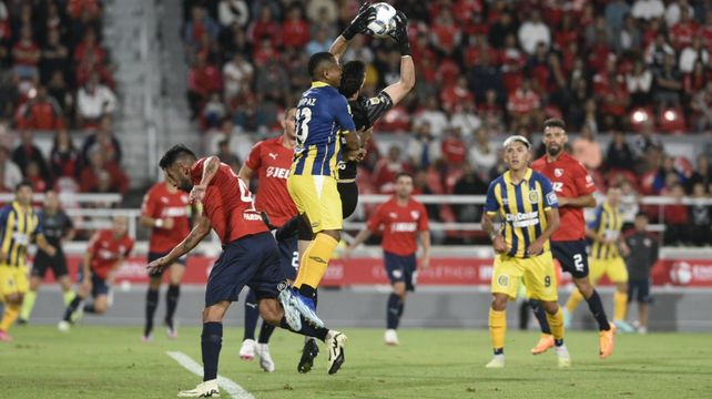La primera vez que Central metió la pelota al área. Rodrigo Rey la atrapa e impide la penetración de Jaminton Campaz.