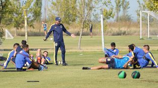 Cristian González dialoga con sus dirigidos en medio del entrenamiento en Arroyo Seco.